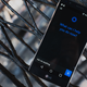Ilustración para el artículo titulado Cortana, el asistente "inteligente" de Microsoft, ya está disponible para iOS y Android